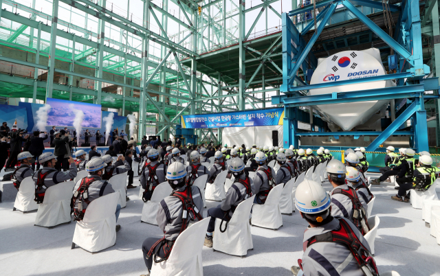 5일 오후 경기도 김포시 양촌읍 김포열병합발전소 건설 현장에서 열린 '한국형 가스터빈 설치 착수 기념식'에서 한국형 가스터빈이 공개되고 있다./연합늎스