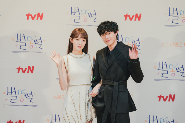 '별똥별' 이성경(좌), 김영대 / 사진=tvN 제공