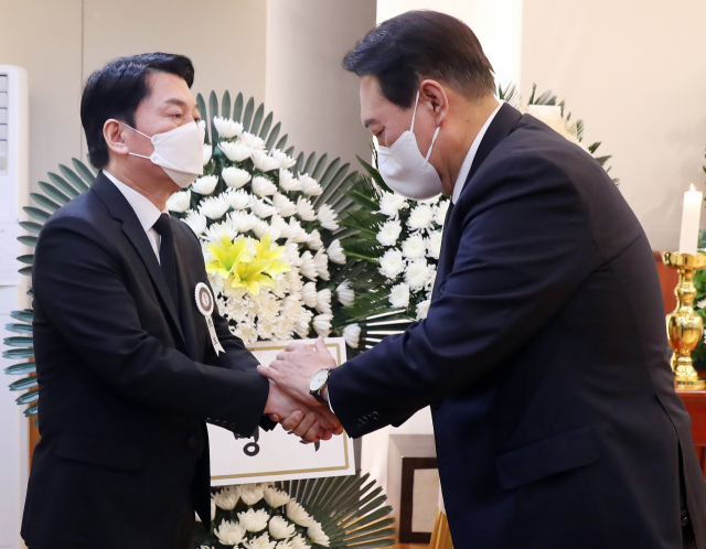 윤석열 대통령 당선인이 20일 오후 서울 종로구 서울대병원 장례식장에 마련된 안철수 제20대 대통령직인수위원장 부친의 빈소를 찾아 조문한 뒤 안 위원장을 위로하고 있다. 연합뉴스