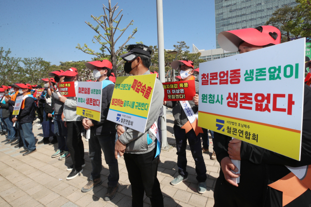 호남·제주 지역 골조 공사가 전면 중단된 20일 광주 서구 광주시청 앞 광장에서 호남·제주 철근콘크리트 연합회 회원사 관계자들이 건설 자잿값과 인건비 폭등에 따른 줄도산 위기를 호소하며 원청사의 적정 단가 보장 등을 촉구하는 집회를 하고 있다. 광주=연합뉴스