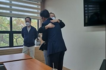 43년 만에 가족과 상봉한 A씨가 18일 서울 도봉경찰서를 찾아 수사 담당자였던 윤 경위와 포옹을 하고 있다. 도봉경찰서 제공