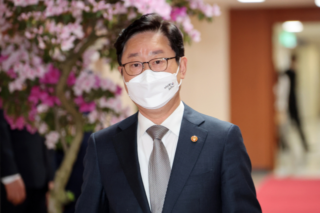 박범계 법무부 장관이 19일 정부서울청사에서 열린 국무회의에 참석하고 있다. 연합뉴스
