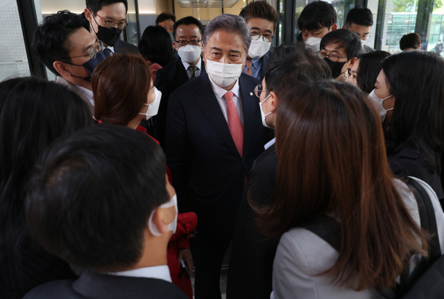 日총리, 야스쿠니에 공물 봉납…박진 '역사 직시하고 반성해야'