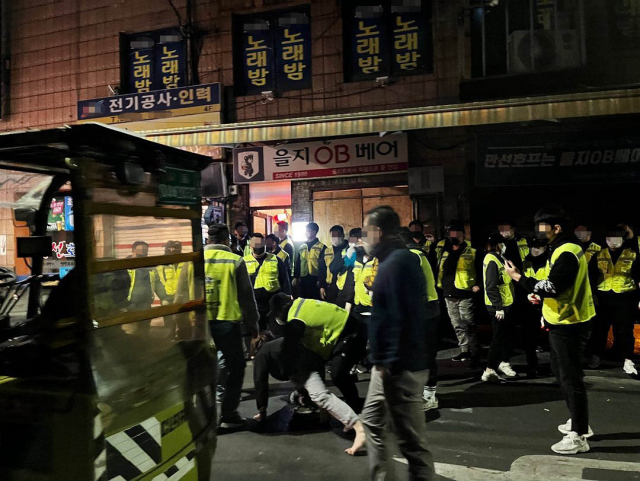 법원에서 고용한 용역들이 21일 오전 4시 20분경 서울 중구 을지로3가에 위치한 을지OB베어에 대한 강제집행을 진행하고 있다. 연합뉴스