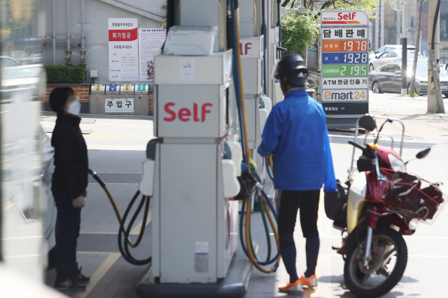 서울의 한 셀프주유소에서 운전자들이 직접 차량과 오토바이에 기름을 넣고 있다. /연합뉴스