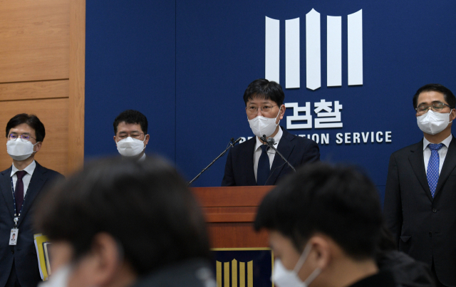 이근수 대검 공판송무부장이 21일 서울 서초구 대검찰청 기자실에서 열린 검수완박(검찰 수사권 완전 박탈) 관련 기자 간담회에서 발언하고 있다. /연합뉴스