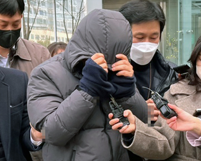 공금 115억 원을 횡령한 강동구청 공무원 김 모 씨가 지난 1월 26일 오전 서울동부지방법원에서 열린 구속 전 피의자 심문(영장실질심사)에 출석하고 있다. 연합뉴스