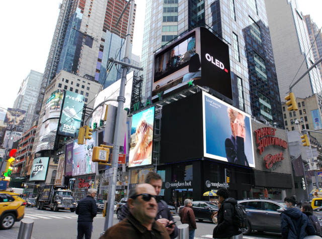 LG디스플레이가 뉴욕 타임스퀘어 전광판에 스타워즈 드라마 주인공이 등장하는 OLED TV 홍보 영상을 상영하고 있다. 사진제공=LG디스플레이