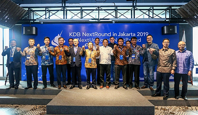 2019년 인도네시아에서 열린 글로벌 넥스트라운드에서 주요 인사들이 기념 촬영을 하고 있다.(제공=산업은행)