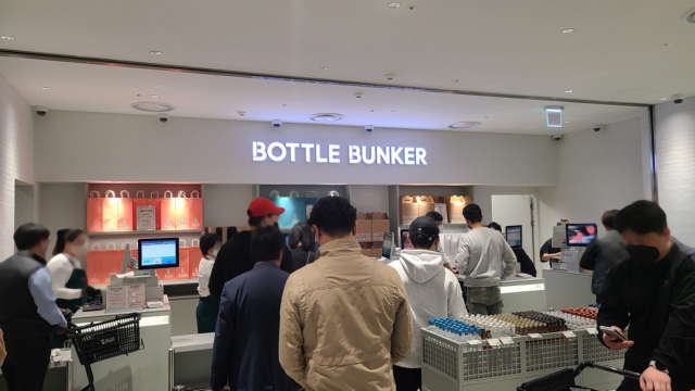 21일 오전 광주 롯데마트맥스 상무점 '보틀벙커' 계산대에 소비자들이 줄을 서있는 모습.