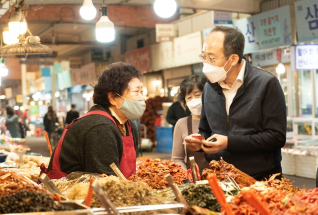 추경호(오른쪽) 부총리 겸 기획재정부 장관 후보자가 20일 서울 광장시장을 찾아 상인들과 이야기하고 있다. 사진 제공=기재부