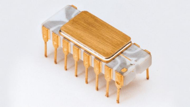 인텔이 1971년 개발한 최초의 중앙처리장치(CPU) ‘인텔 4004’, 저장, 논리연상, 제어 기능을 칩 하나로 수행하는 반도체는 당시로선 혁신적 제품이었다. 인텔은 도전적 최초의 질문이 성공을 이끈 대표적 사례로 꼽힌다. 인텔 홈페이지 캡처