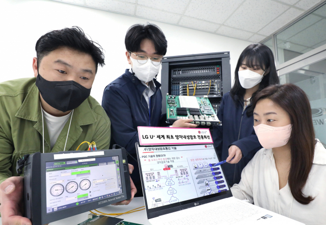 LG유플러스 직원들이 양자내성암호 기술이 적용된 광전송장비를 점검하고 있다. 사진제공=LG유플러스