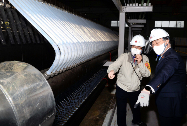 문승욱(오른쪽) 산업통상자원부 장관이 21일 LG화학 여수공장에서 청정수소 관련 설비를 살펴보고 있다. 사진제공=산업통상자원부
