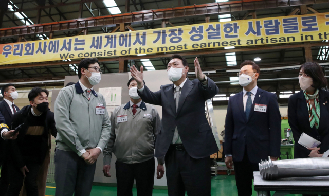 윤석열 대통령 당선인이 21일 오후 경남 창원시 창원국가산업단지 내 원전 가스터빈 부품업체인 '진영TBX'를 방문해 공장 설비를 살펴보며 임직원들과 대화를 나누고 있다. /인수위 사진기자단