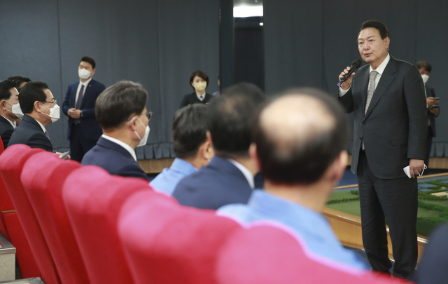 윤석열 대통령 당선인이 21일 전남 광양제철소를 방문해 발언하고 있다. 인수위사진기자단