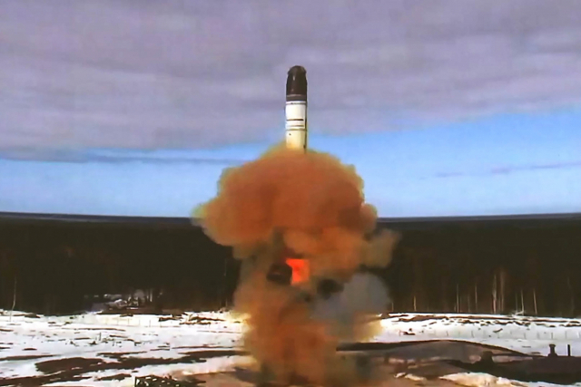 20일(현지 시간) 러시아 플레세츠크 우주기지에서 대륙간탄도미사일(ICBM)인 RS-28 사르마트가 시험 발사되고 있다. 타스연합뉴스
