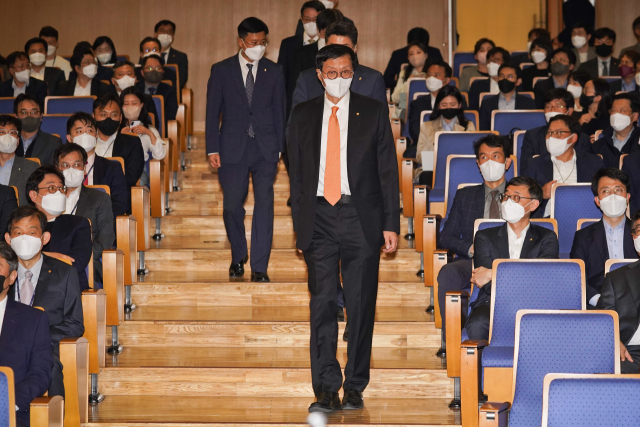 이창용 신임 한국은행 총재가 21일 서울 중구 부영태평빌딩 컨벤션홀에서 열린 취임식에 참석하고 있다. 사진공동취재단