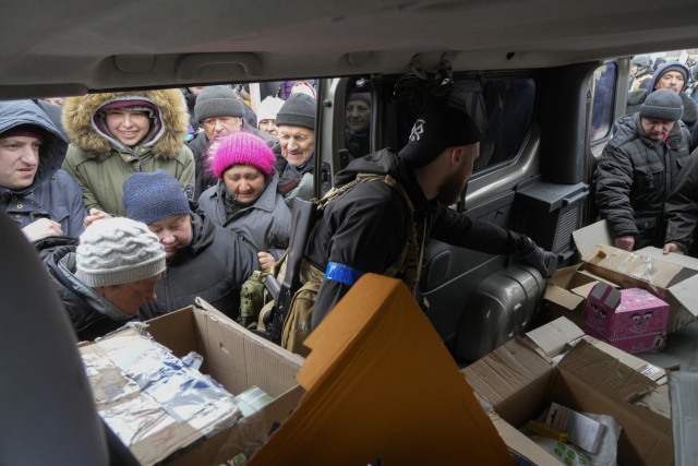 우크라이나 수도 키이우(키예프) 외곽에 위치한 부차 마을 주민들이 지난 5일(현지시간) 자원봉사자들이 나눠주는 구호품을 받고 있다. 이 사진은 기사와 직접적인 관련이 없습니다. AP 연합뉴스
