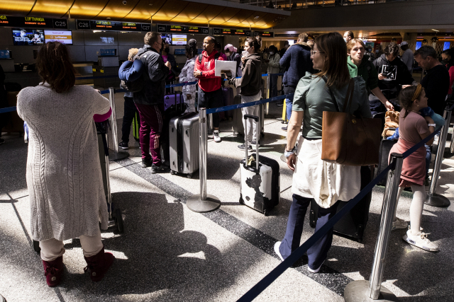 19일(현지시간) 미국 캘리포니아 로스앤젤레스 국제공항에서 마스크를 쓴 이들과 마스크를 쓰지 않은 이들이 혼재된 상태로 탑승을 기다리고 있다. /EPA연합뉴스