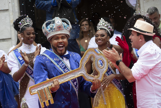 에두아르두 파이스 브라질 리우데자네이루 시장(오른쪽)이 20일(현지시간) 리우 카니발 개막을 상징하는 열쇠를 '카니발의 왕'에게 주고 있다. /연합뉴스