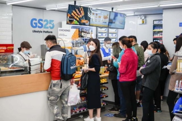 GS25 몽골 지점에서 고객들이 계산하기 위해 줄을 서있다. /사진제공=GS리테일