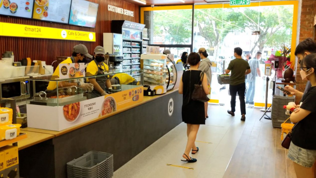 이마트24 말레이시아지점에서 고객들이 즉석식품을 구매하고 있다. /사진제공=이마트24