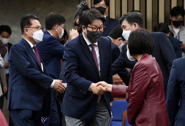 권성동 국민의힘 원내대표가 22일 국회에서 열린 의원총회에 참석해 의원들과 악수를 나누고 있다. / 성형주 기자