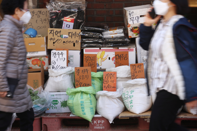 올해 2분기 수입 곡물 가격도 오른다.사진은 서울의 한 전통시장의 곡물가게. 사진=연합뉴스