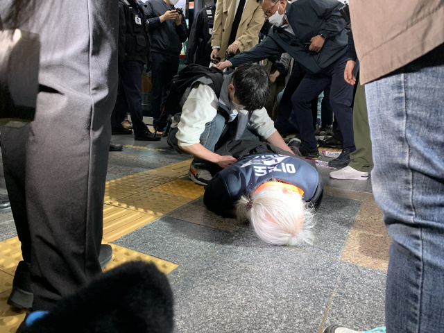 전장연이 22일 오전 지하철 3호선 동대입구역에서 지하철 탑승 시위와 오체투지 시위를 이어가고 있다. 김남명 기자