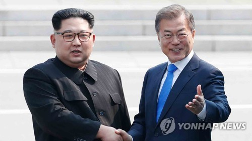 문재인(오른쪽) 대통령과 김정은 북한 국무위원장./연합뉴스