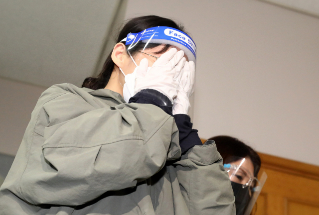 '계곡살인' 사건 피의자 이은해(31)씨가 지난 19일 오후 구속 전 피의자 심문(영장실질심사)을 받기 위해 인천시 미추홀구 인천지방법원으로 들어서고 있다./연합뉴스