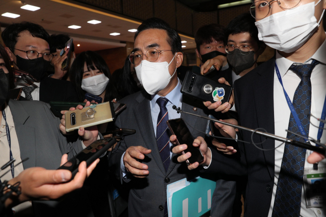 박홍근 더불어민주당 원내대표가 22일 국회에서 열린 의원총회에 참석해 취재진의 질문을 받고 있다. / 성형주 기자