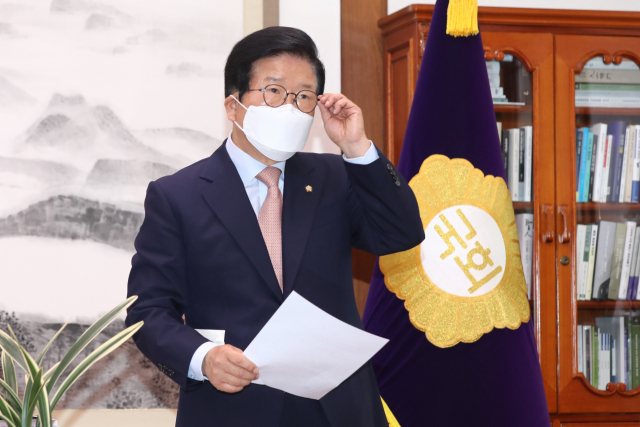 박병석 국회의장이 22일 국회 의장실에서 검찰개혁 관련 입장을 발표하기 위해 자리로 이동하고 있다. /성형주 기자