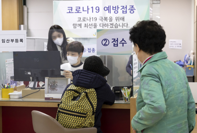 60세 이상 고령층을 대상으로 한 코로나19 백신 4차 접종이 시작된 14일 서울의 한 의료기관에서 어르신들이 백신을 맞기 위해 접수를 하고 있다. 연합뉴스