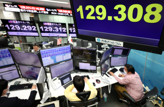 지난 20일 도쿄의 한 금융사 전광판에 달러당 129엔을 돌파한 엔달러 환율 현황이 띄워져 있다. EPA연합뉴스
