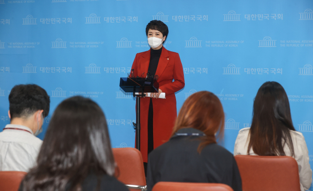 6·1 지방선거에서 국민의힘 경기도지사 후보로 확정된 김은혜 의원이 22일 서울 여의도 국회소통관에서 기자회견을 하고 있다. 성형주 기자
