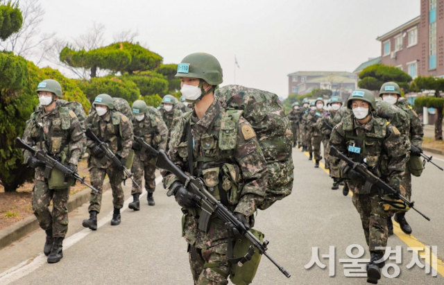 지난 3월 23일 논산훈련소에 입소한 훈련병들이 20km행군을 하고 있는 모습. 병역 이행에 대한 장병들의 자부심을 놓이고, 사회적 존경심을 제고하기 위해 봉급을 월 200만원으로 인상하는 방안을 윤석열 대통령 당선인이 추진하고 있다. /사진제공=논산훈련소