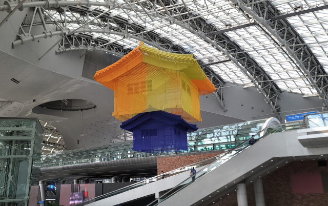 인천국제공항 제1여객터미널 교통센터에 설치된 서도호의 2020년작 ‘집 속의 집’.