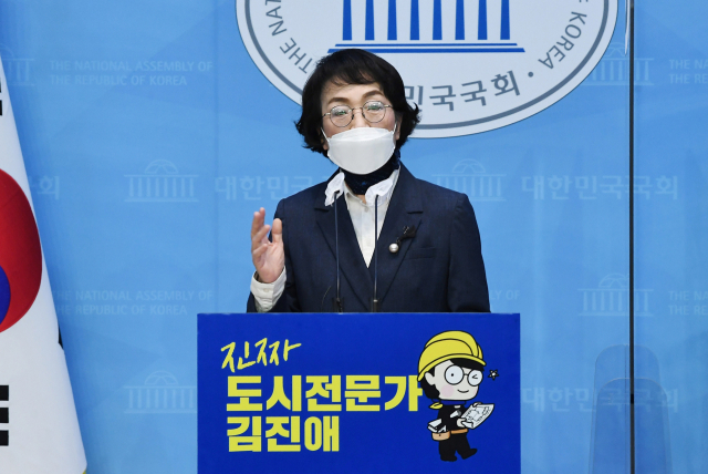 김진애 전 열린민주당 의원이 지난달 30일 국회 소통관에서 서울시장 출마를 선언하고 있다. / 성형주 기자