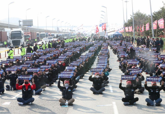 전국공공운수노조 화물연대 부산본부가 지난해 11월 오전 부산 강서구 부산신항삼거리에서 출정식을 열고 있다. 연합뉴스