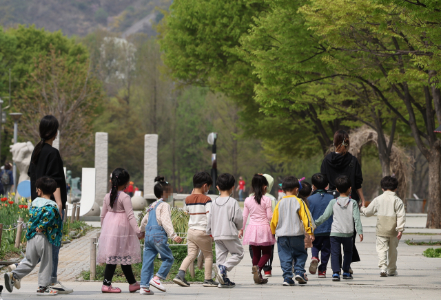 초여름 같은 날씨를 보인 지난 16일, 서울 성동구 서울숲에서 꽃의 계절을 넘어 신록의 계절을 느끼기 위해 현장학습을 나온 어린이들이 친구들과 손을 잡고 걷고 있다. 연합뉴스