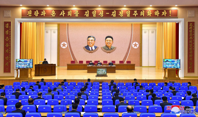 북한이 지난 20일 내각 전원회의 확대회의가 화상회의로 진행됐다고 조선중앙통신이 21일 보도했다. 회의에서는 올해 1분기 경제계획 수행 과정에서 불거진 문제점을 되돌아보고 보신주의와 형식주의를 타파해야 한다고 강조했다. 조선중앙통신 홈페이지