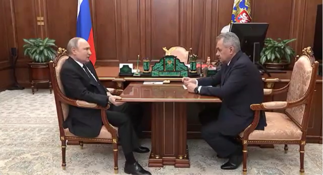 21일(현지시간) 블라디미르 푸틴(왼쪽) 러시아 대통령이 세르게이 쇼이구 국방장관과의 회의 자리에서 책상을 붙잡고 있는 모습이 포착됐다. 트위터 캡처