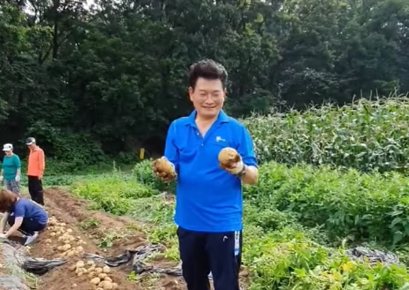 송영길 전 더불어민주당 대표가 지난 2020년 7월에도 국회 외교통일위원장 당시 감자를 수확하며 북한 동요 ‘대홍단 감자’를 부른 모습을 공개해 논란이 일었다. SNS 캡처