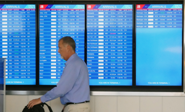 19일(현지시간) 한 여행객이 마스크 없이 세인트루이스 램버트 국제공항에서 이동하고 있다. AP 연합뉴스