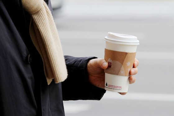 폴리에틸렌으로 코팅된 일회용 종이컵에 뜨거운 커피를 부었을 때 L(리터) 당 조(兆) 단위의 나노 플라스틱 조각이 녹아 나온다는 연구 결과가 발표됐다. 연합뉴스
