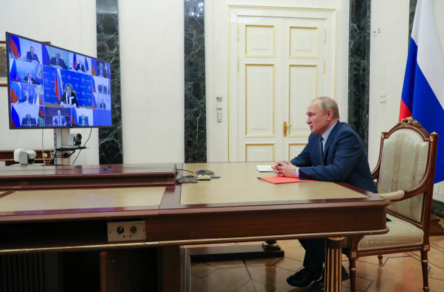 블라디미르 푸틴 러시아 대통령이 22일(현지시간) 모스크바의 크렘린궁에서 화상 국가안보회의를 주재하고 있다. 모스크바 AP=연합뉴스