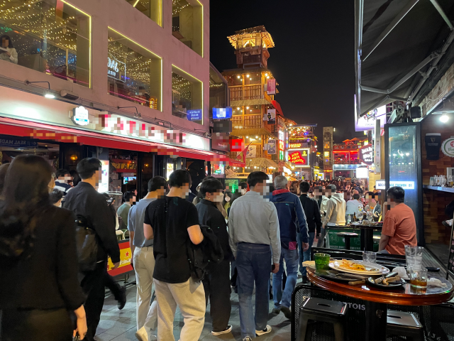 사회적 거리두기가 전면 해제된 뒤 첫 주말인 23일 저녁 서울 용산구 이태원 거리가 시민들로 북적이고 있다. 박신원 기자