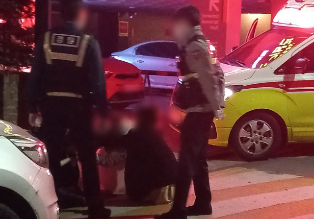 주취 신고를 받은 경찰이 23일 저녁 서울시 마포구 홍익대학교 인근 골목에서 취객과 이야기를 하고 있다. 이건율 기자
